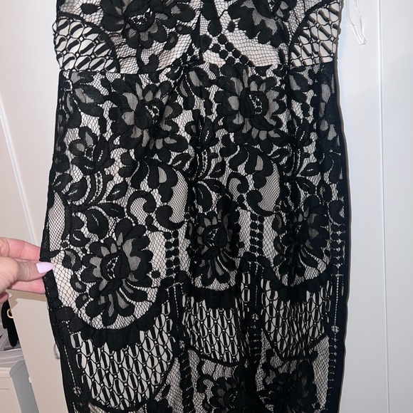 Elegant Black Lace Midi Dress - Picture 5 of 16
